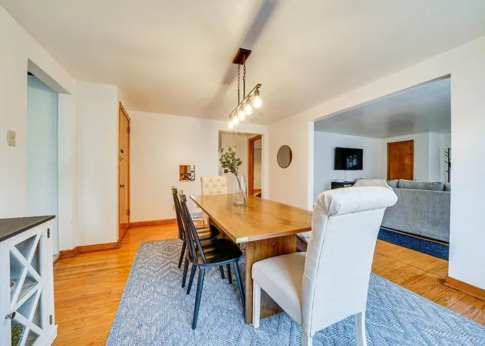 Spacious Getaway ~ 2 Mi To Downtown! Apartment *