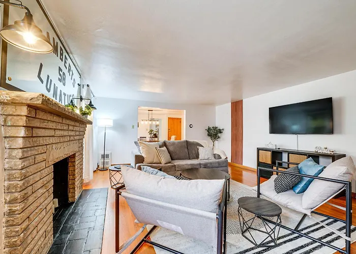 Spacious Getaway ~ 2 Mi To Downtown! Pittsburgh