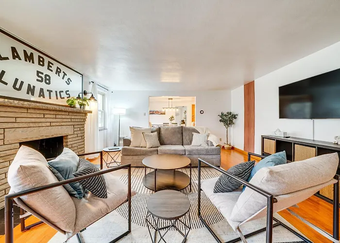 Spacious Getaway ~ 2 Mi To Downtown! Apartment *