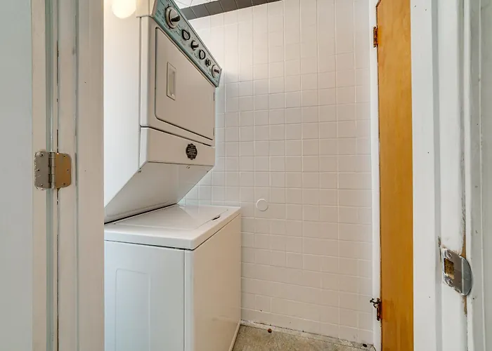 Spacious Getaway ~ 2 Mi To Downtown! Pittsburgh