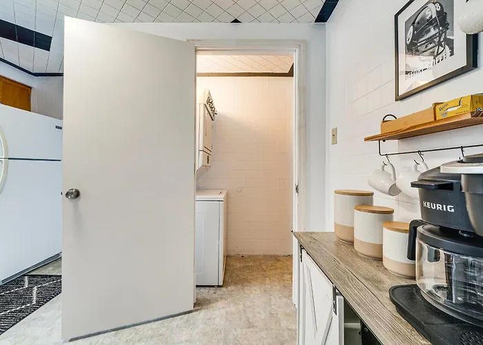 Apartment Spacious Getaway ~ 2 Mi To Downtown! *