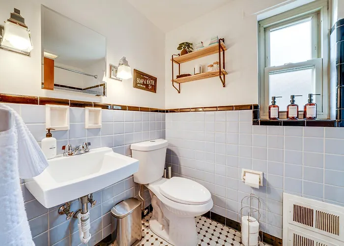 Spacious Getaway ~ 2 Mi To Downtown! Apartment Pittsburgh