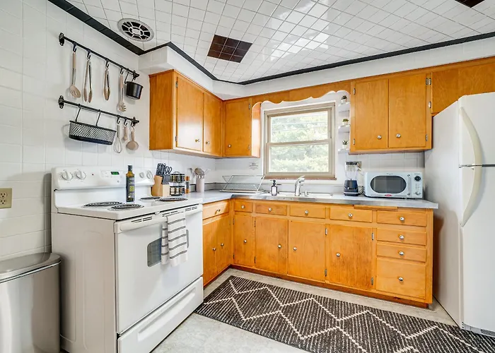 Spacious Getaway ~ 2 Mi To Downtown! Apartment Pittsburgh