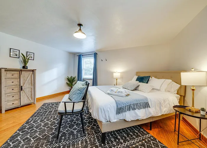 Spacious Getaway ~ 2 Mi To Downtown! Apartment